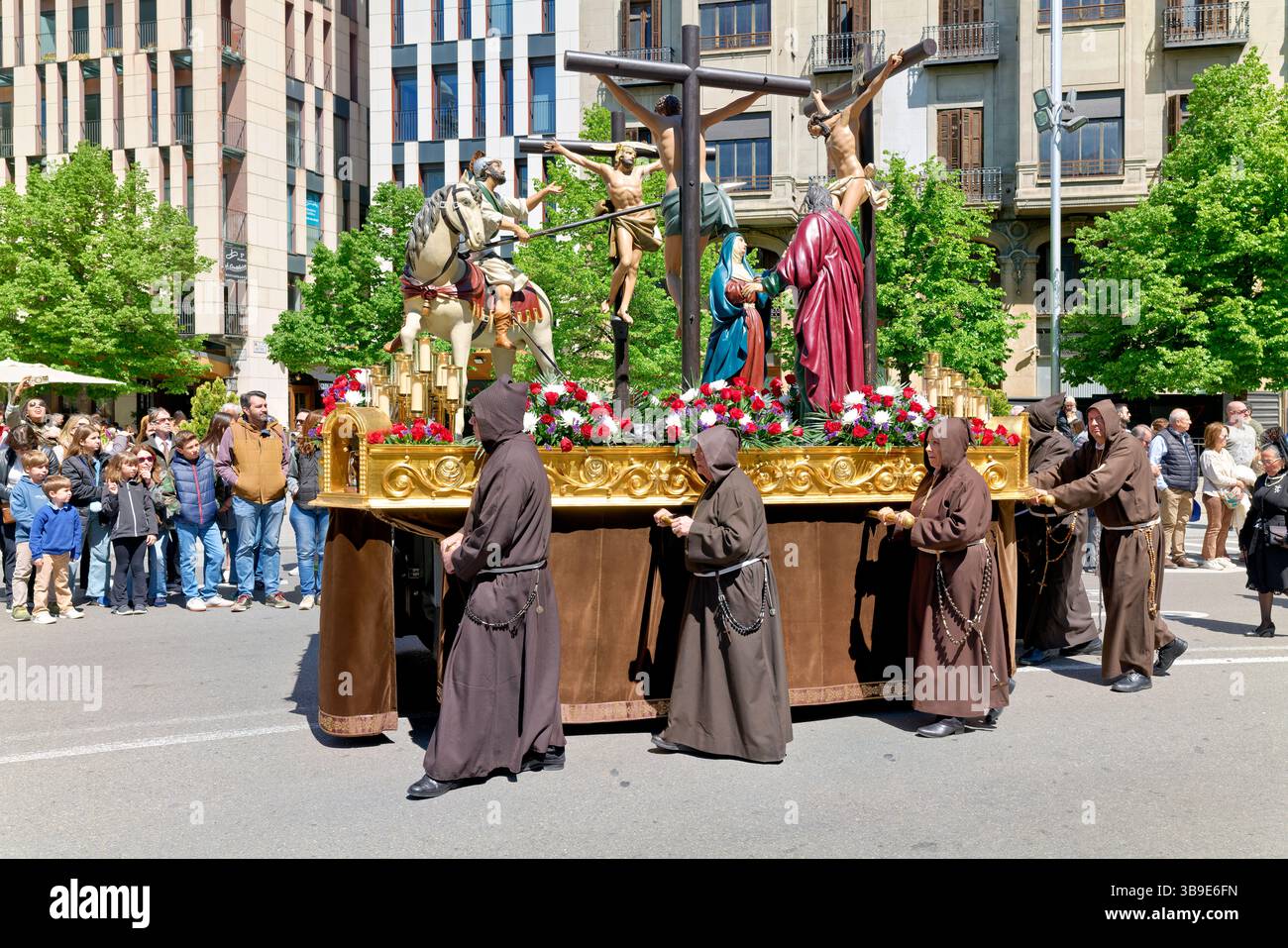 Saragossa. Saragossa. Aragonien. Spanien. Religiöse Prozession mit Kapuzenfiguren, die während der Karwoche einen Wagen tragen Stockfoto