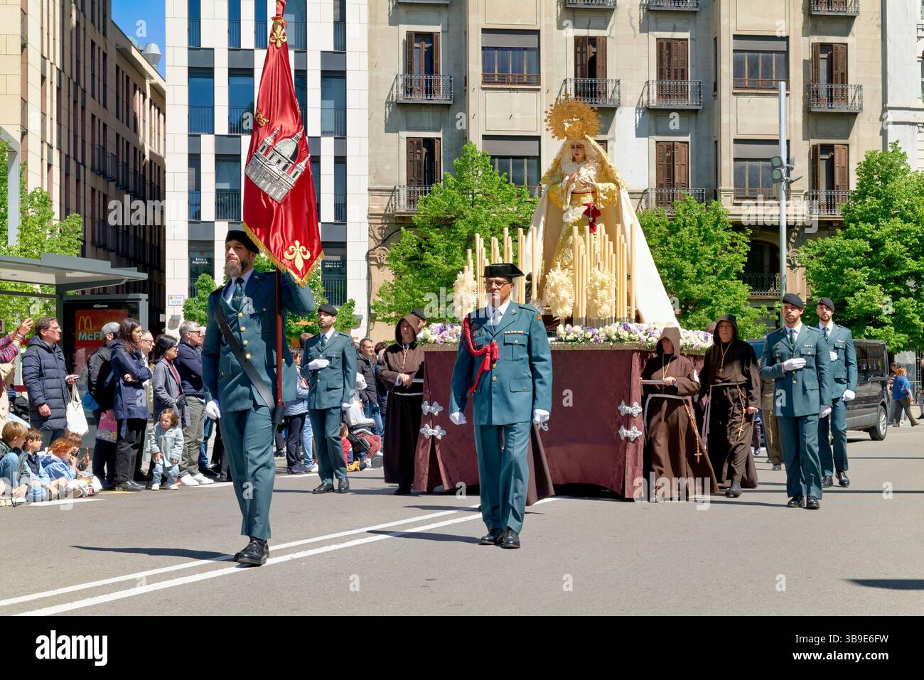 Saragossa. Saragossa. Aragonien. Spanien. Religiöse Prozession mit Kapuzenfiguren, die während der Karwoche einen Wagen tragen Stockfoto