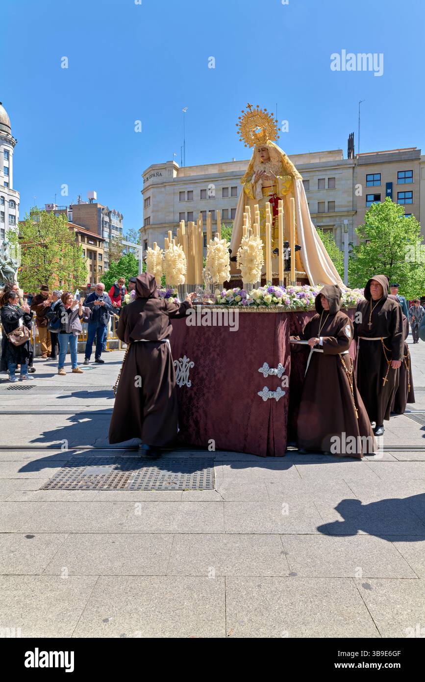 Saragossa. Saragossa. Aragonien. Spanien. Religiöse Prozession mit Kapuzenfiguren, die während der Karwoche einen Wagen tragen Stockfoto