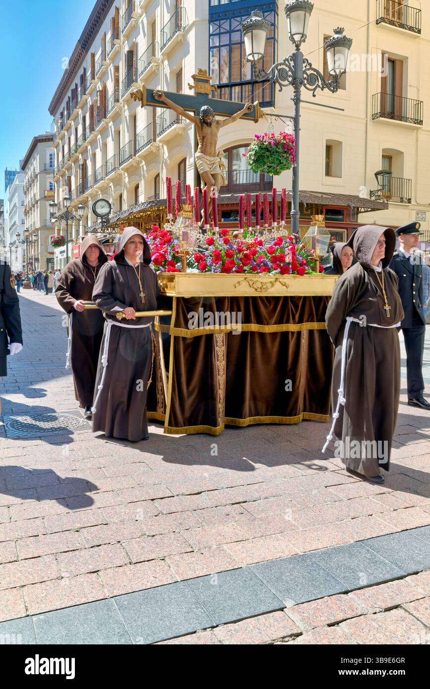 Saragossa. Saragossa. Aragonien. Spanien. Religiöse Prozession mit Kapuzenfiguren, die während der Karwoche einen Wagen tragen Stockfoto