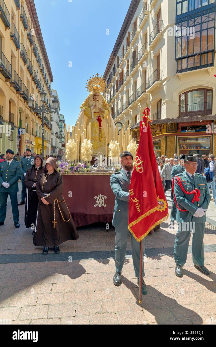 Saragossa. Saragossa. Aragonien. Spanien. Religiöse Prozession mit Kapuzenfiguren, die während der Karwoche einen Wagen tragen Stockfoto