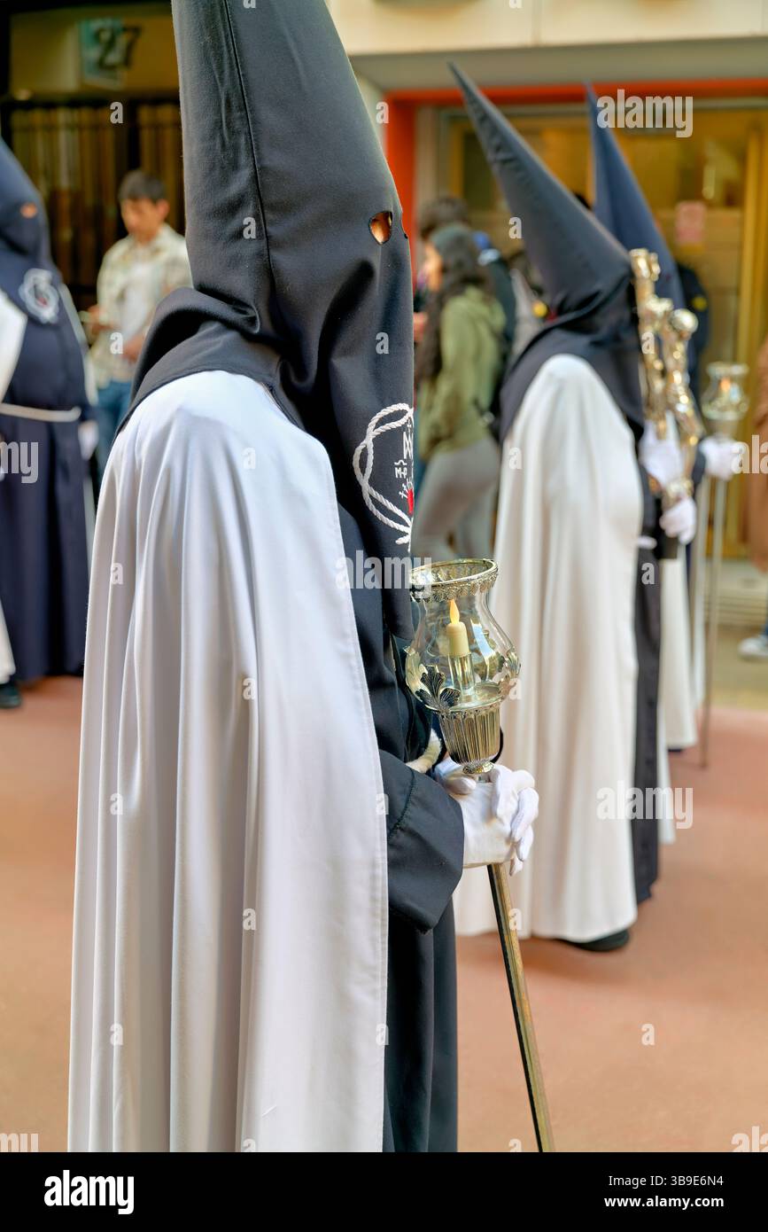 Saragossa. Saragossa. Aragonien. Spanien. Religiöse Prozession mit Kapuzenfiguren, die während der Karwoche einen Wagen tragen Stockfoto