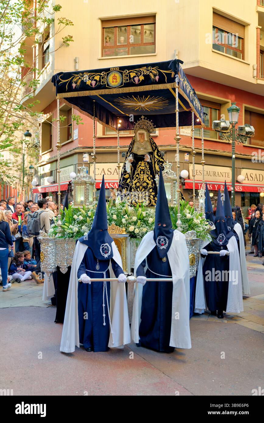 Saragossa. Saragossa. Aragonien. Spanien. Religiöse Prozession mit Kapuzenfiguren, die während der Karwoche einen Wagen tragen Stockfoto