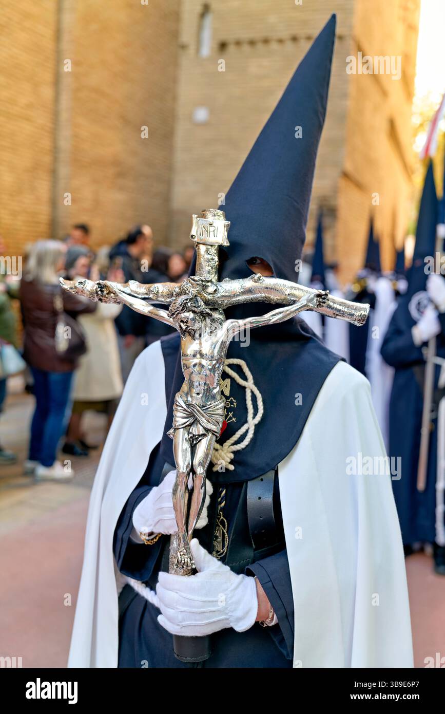 Saragossa. Saragossa. Aragonien. Spanien. Religiöse Prozession mit Kapuzenfiguren, die während der Karwoche einen Wagen tragen Stockfoto