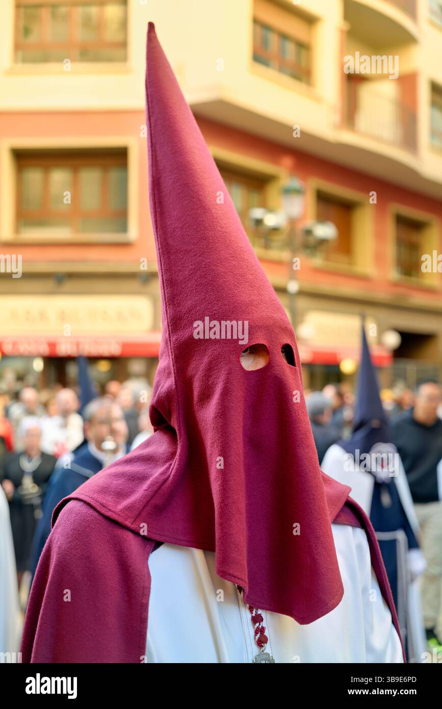 Saragossa. Saragossa. Aragonien. Spanien. Religiöse Prozession mit Kapuzenfiguren, die während der Karwoche einen Wagen tragen Stockfoto