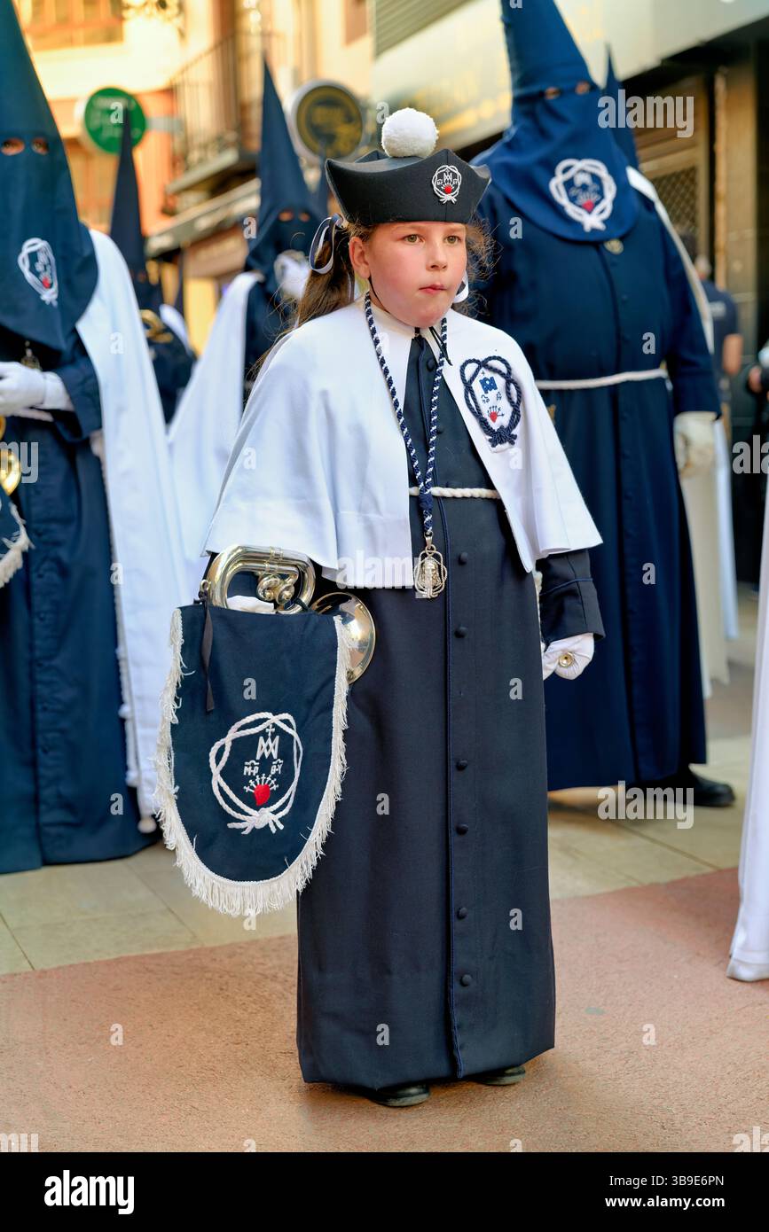 Saragossa. Saragossa. Aragonien. Spanien. Religiöse Prozession mit Kapuzenfiguren, die während der Karwoche einen Wagen tragen Stockfoto