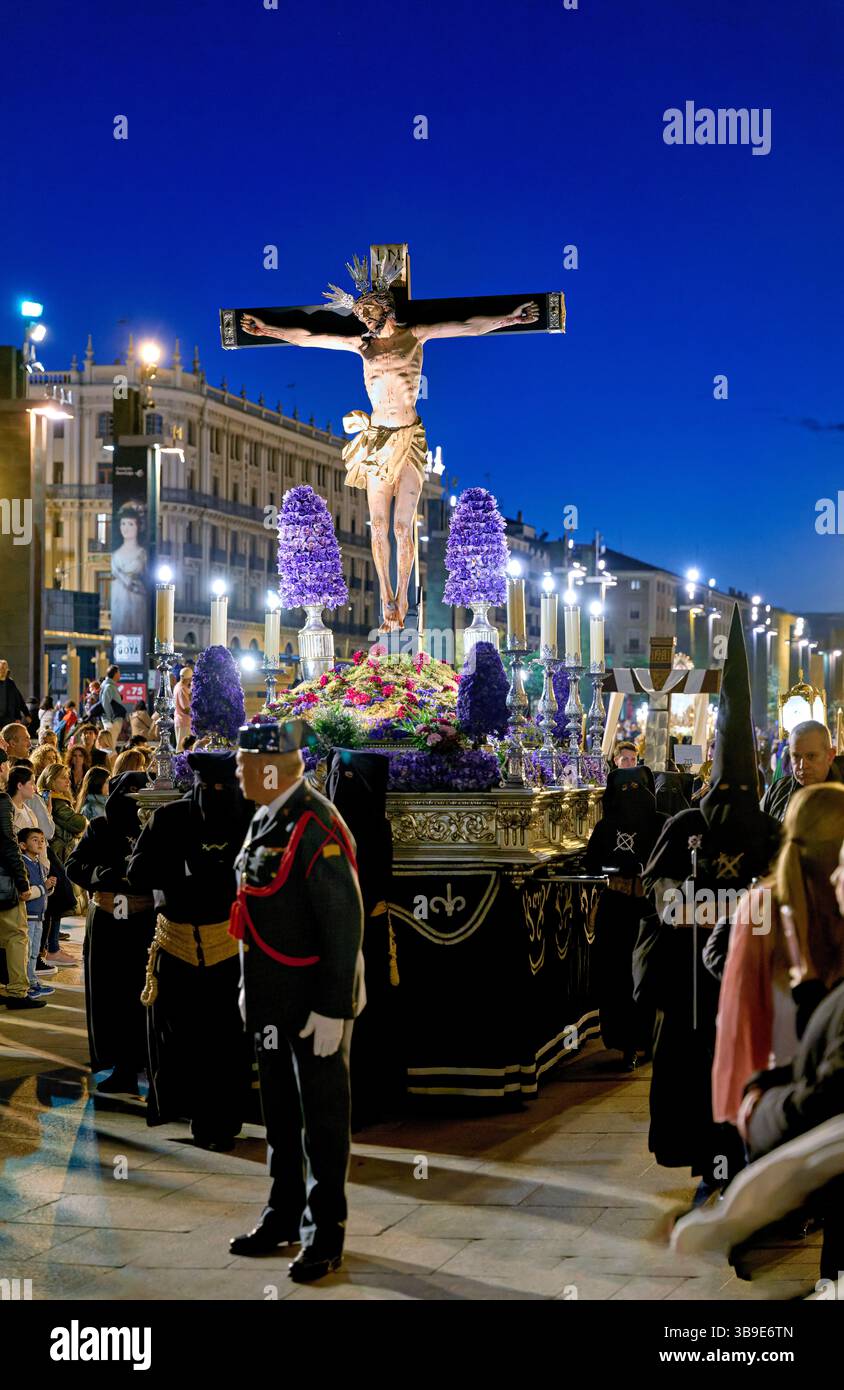 Saragossa. Saragossa. Aragonien. Spanien. Religiöse Prozession mit Kapuzenfiguren, die während der Karwoche einen Wagen tragen Stockfoto