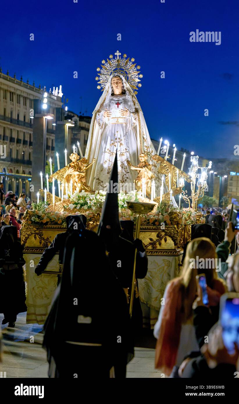 Saragossa. Saragossa. Aragonien. Spanien. Religiöse Prozession mit Kapuzenfiguren, die während der Karwoche einen Wagen tragen Stockfoto