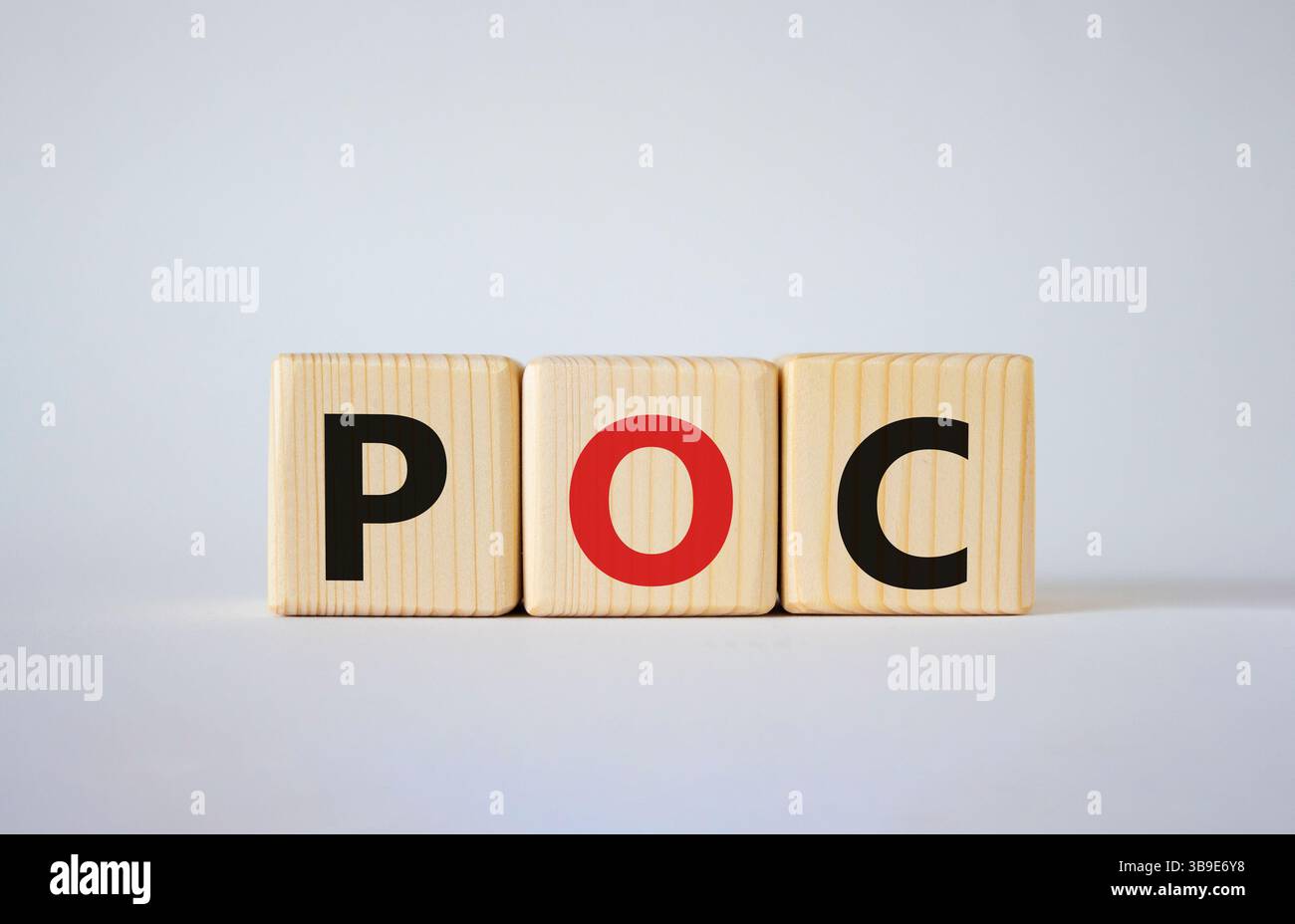 POC - Proof of Concept-Symbol. Holzwürfel mit den Worten POC. Schöner weißer Hintergrund. Business- und POC-Konzept. Kopierbereich. Stockfoto