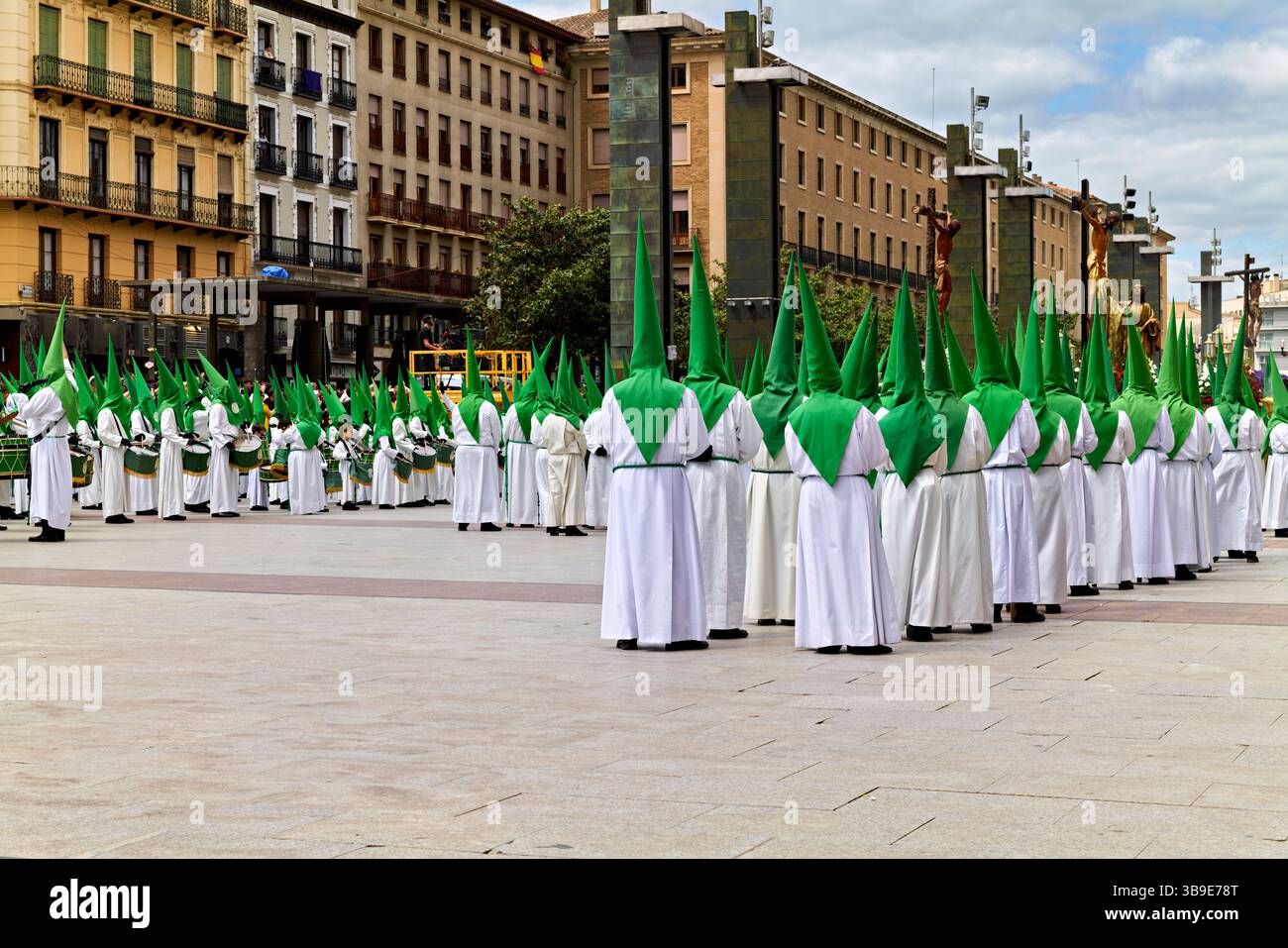 Saragossa. Saragossa. Aragonien. Spanien. Religiöse Prozession mit Kapuzenfiguren, die während der Karwoche einen Wagen tragen Stockfoto
