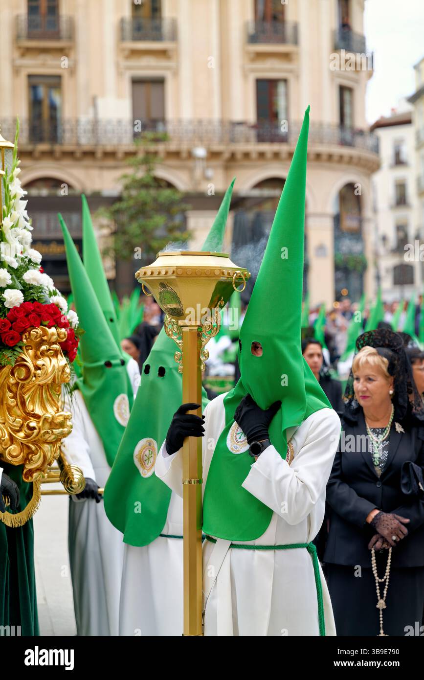 Saragossa. Saragossa. Aragonien. Spanien. Religiöse Prozession mit Kapuzenfiguren, die während der Karwoche einen Wagen tragen Stockfoto