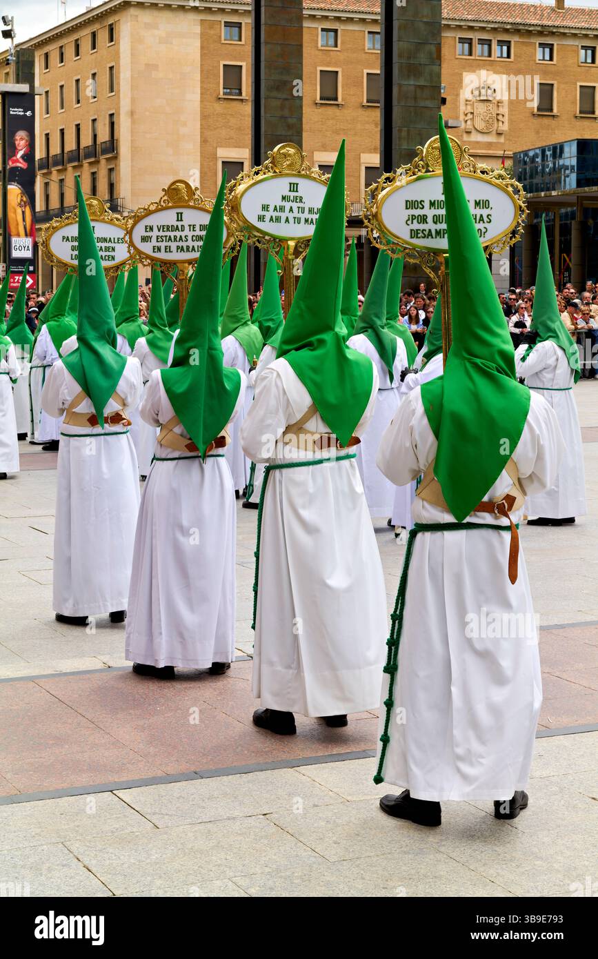 Saragossa. Saragossa. Aragonien. Spanien. Religiöse Prozession mit Kapuzenfiguren, die während der Karwoche einen Wagen tragen Stockfoto