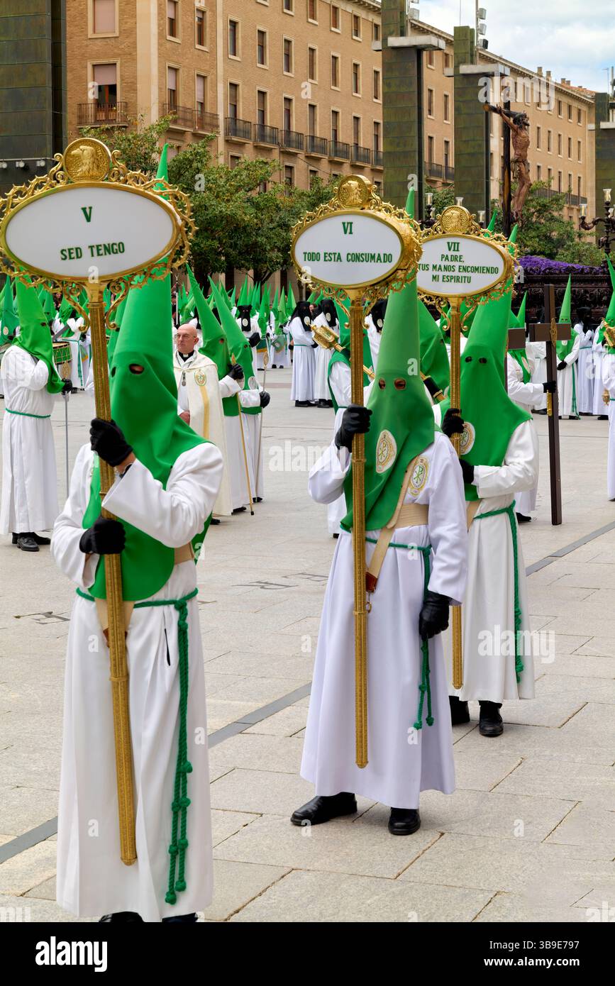 Saragossa. Saragossa. Aragonien. Spanien. Religiöse Prozession mit Kapuzenfiguren, die während der Karwoche einen Wagen tragen Stockfoto