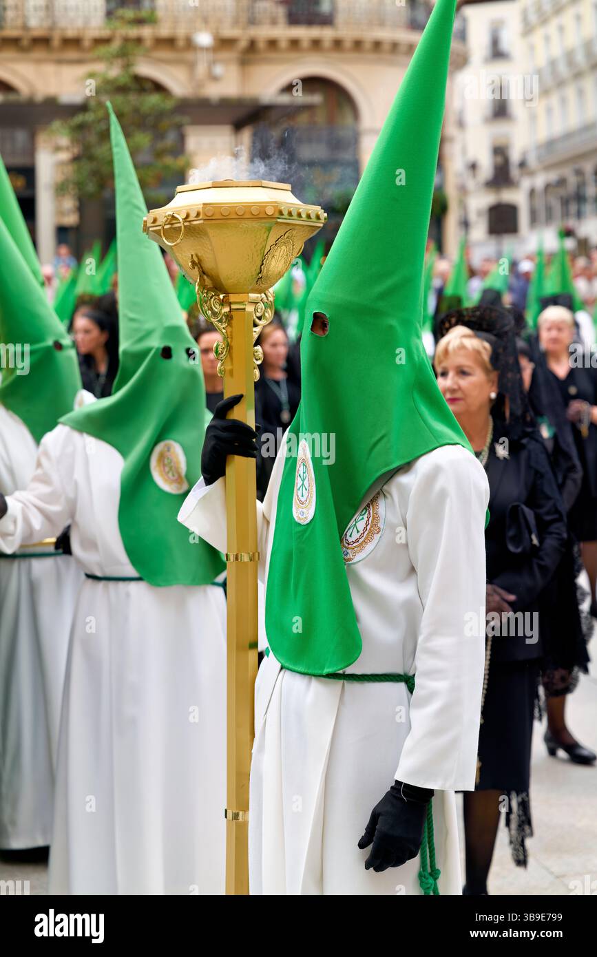 Saragossa. Saragossa. Aragonien. Spanien. Religiöse Prozession mit Kapuzenfiguren, die während der Karwoche einen Wagen tragen Stockfoto
