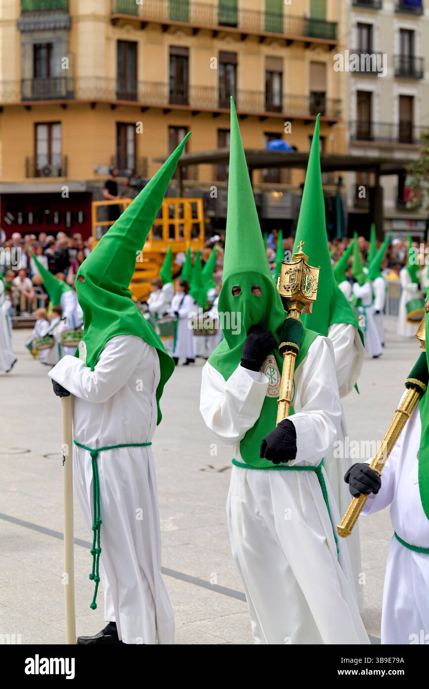 Saragossa. Saragossa. Aragonien. Spanien. Religiöse Prozession mit Kapuzenfiguren, die während der Karwoche einen Wagen tragen Stockfoto
