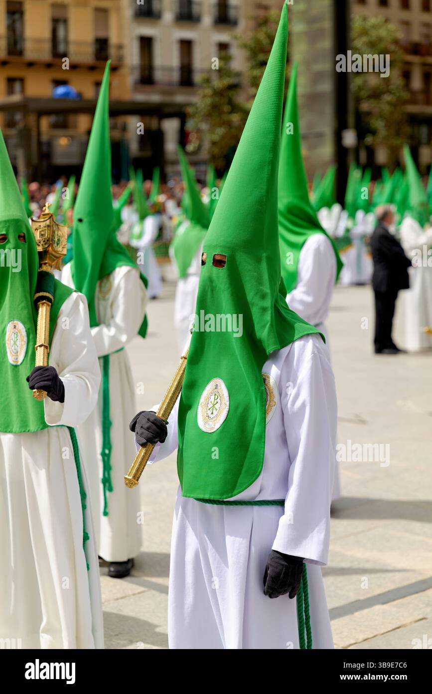 Saragossa. Saragossa. Aragonien. Spanien. Religiöse Prozession mit Kapuzenfiguren, die während der Karwoche einen Wagen tragen Stockfoto