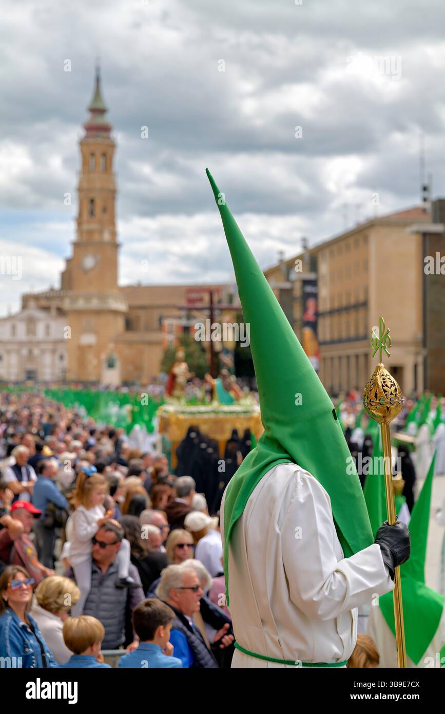 Saragossa. Saragossa. Aragonien. Spanien. Religiöse Prozession mit Kapuzenfiguren, die während der Karwoche einen Wagen tragen Stockfoto