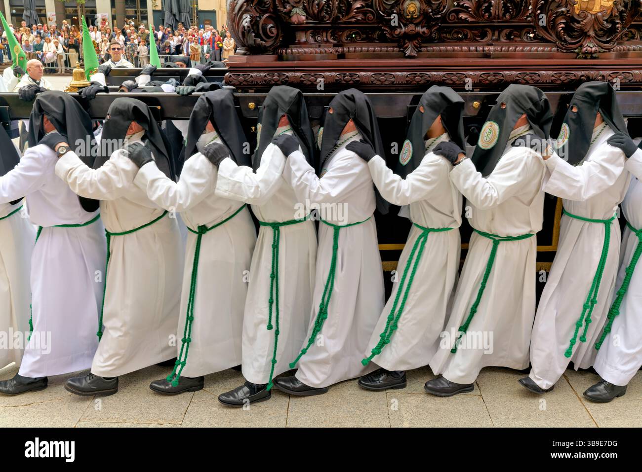 Saragossa. Saragossa. Aragonien. Spanien. Religiöse Prozession mit Kapuzenfiguren, die während der Karwoche einen Wagen tragen Stockfoto