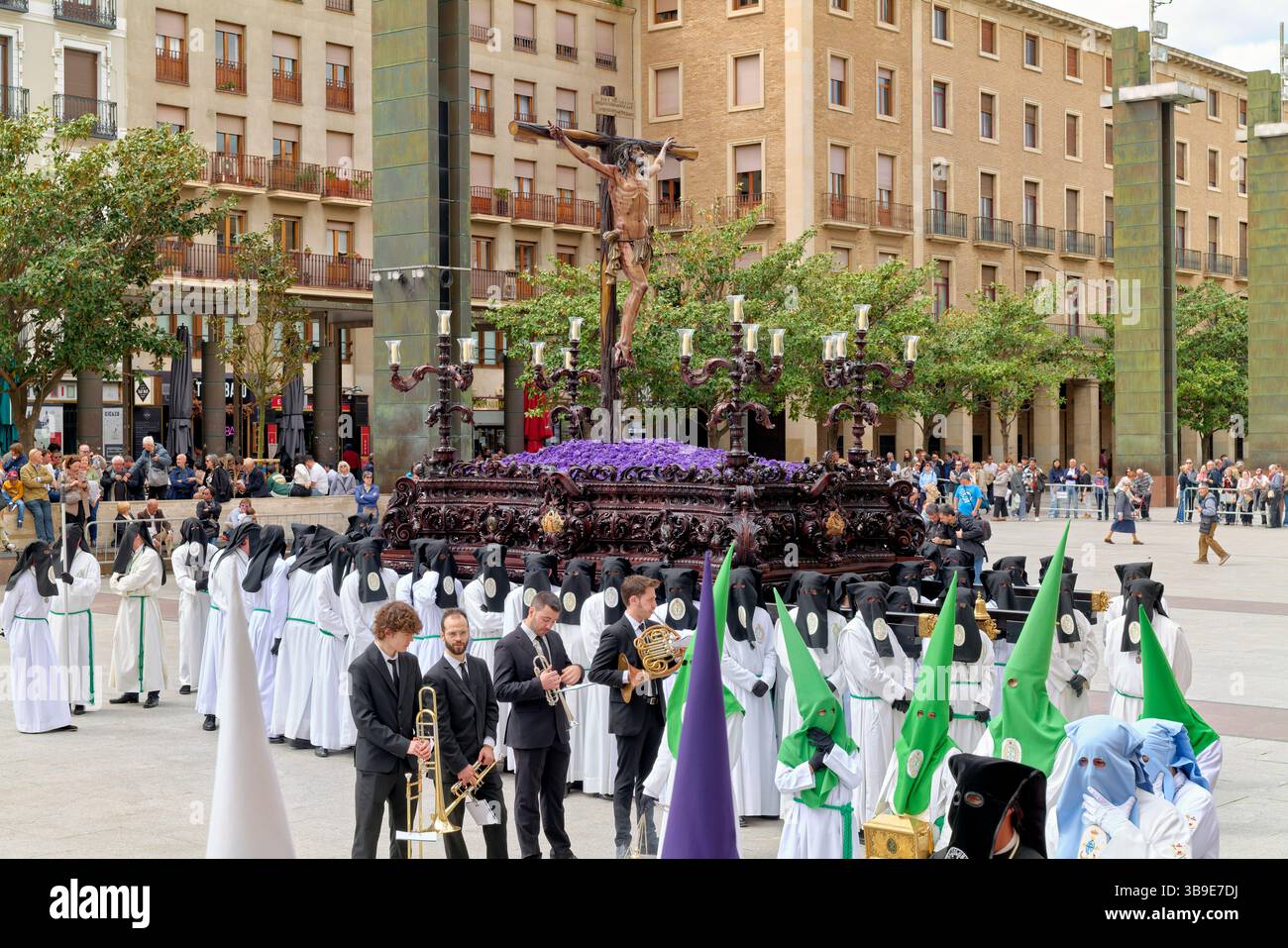 Saragossa. Saragossa. Aragonien. Spanien. Religiöse Prozession mit Kapuzenfiguren, die während der Karwoche einen Wagen tragen Stockfoto