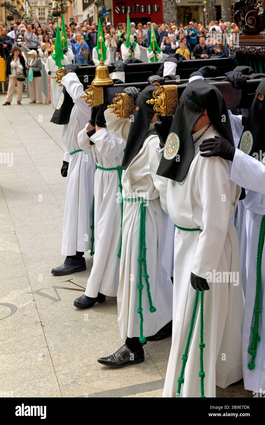 Saragossa. Saragossa. Aragonien. Spanien. Religiöse Prozession mit Kapuzenfiguren, die während der Karwoche einen Wagen tragen Stockfoto