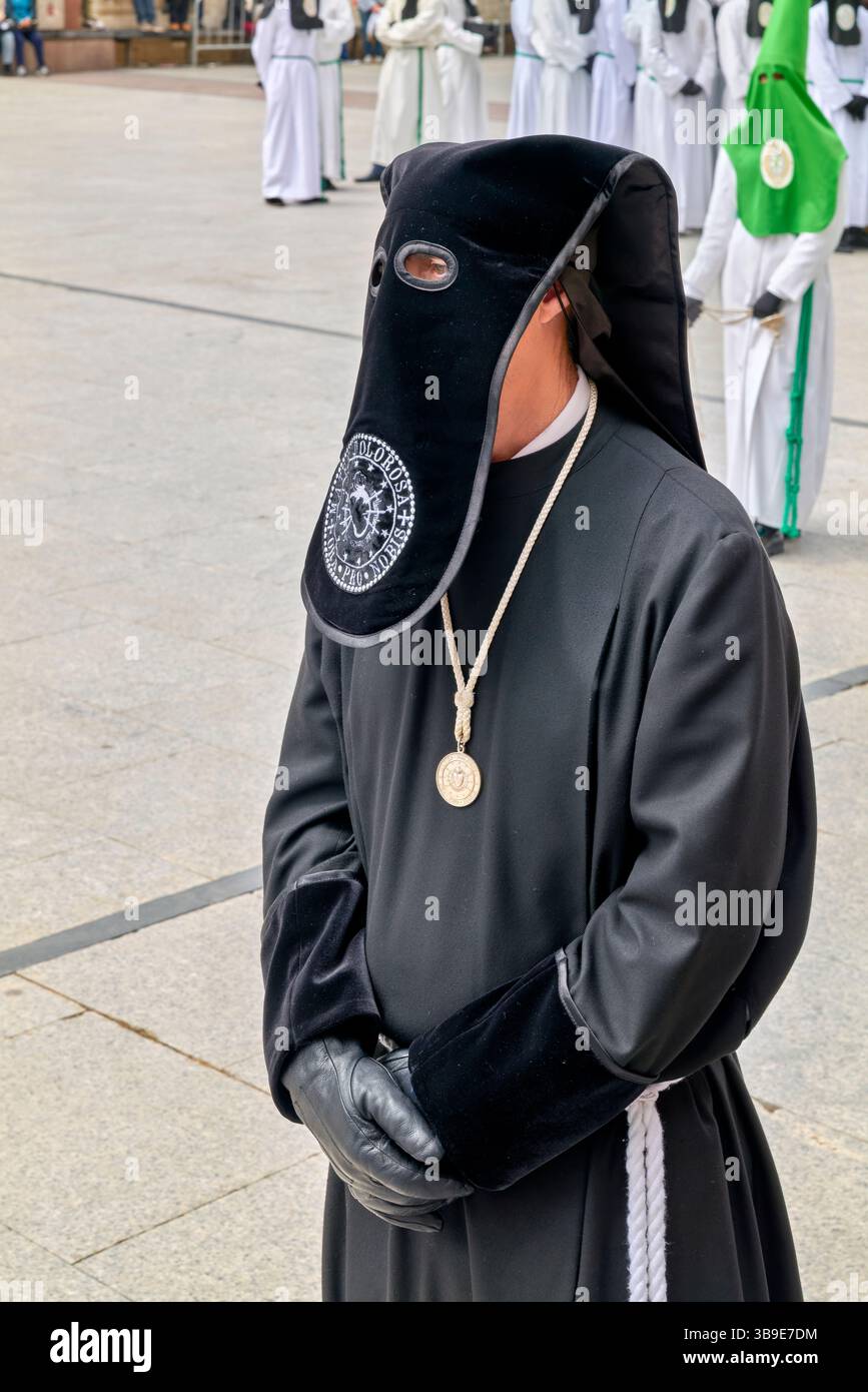 Saragossa. Saragossa. Aragonien. Spanien. Religiöse Prozession mit Kapuzenfiguren, die während der Karwoche einen Wagen tragen Stockfoto