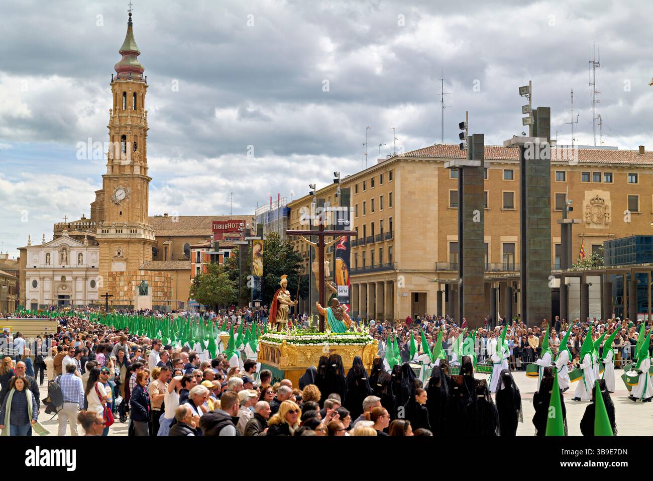 Saragossa. Saragossa. Aragonien. Spanien. Religiöse Prozession mit Kapuzenfiguren, die während der Karwoche einen Wagen tragen Stockfoto