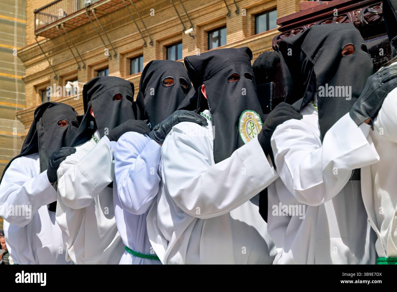 Saragossa. Saragossa. Aragonien. Spanien. Religiöse Prozession mit Kapuzenfiguren, die während der Karwoche einen Wagen tragen Stockfoto