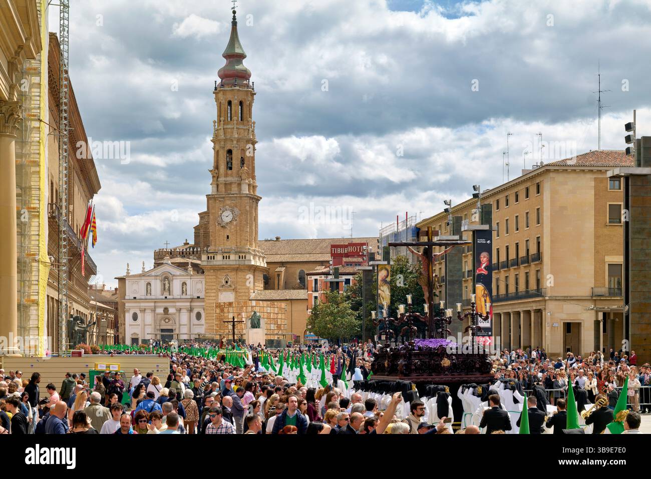 Saragossa. Saragossa. Aragonien. Spanien. Religiöse Prozession mit Kapuzenfiguren, die während der Karwoche einen Wagen tragen Stockfoto