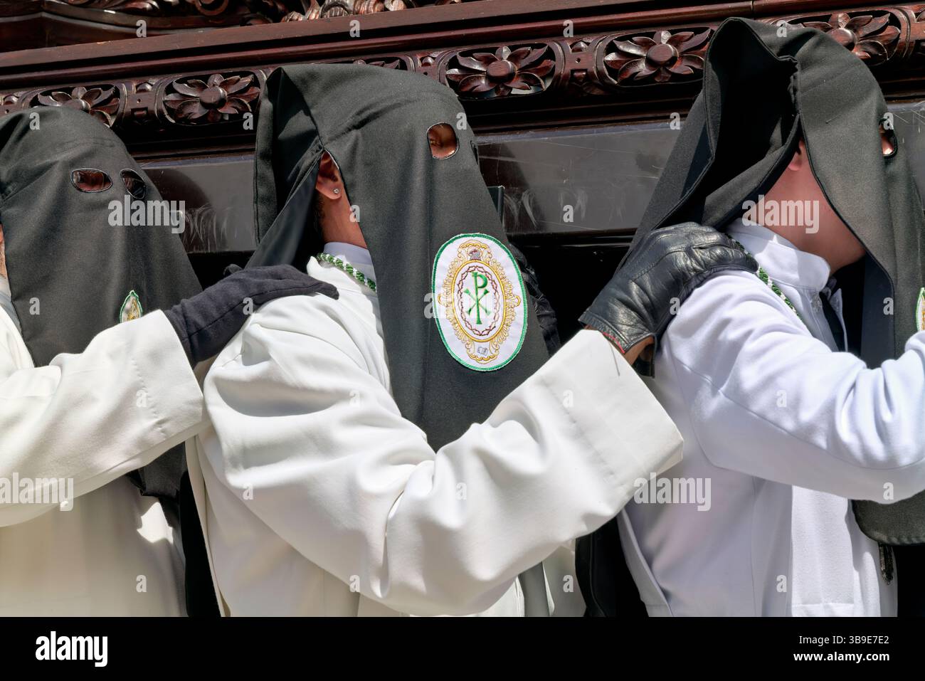 Saragossa. Saragossa. Aragonien. Spanien. Religiöse Prozession mit Kapuzenfiguren, die während der Karwoche einen Wagen tragen Stockfoto