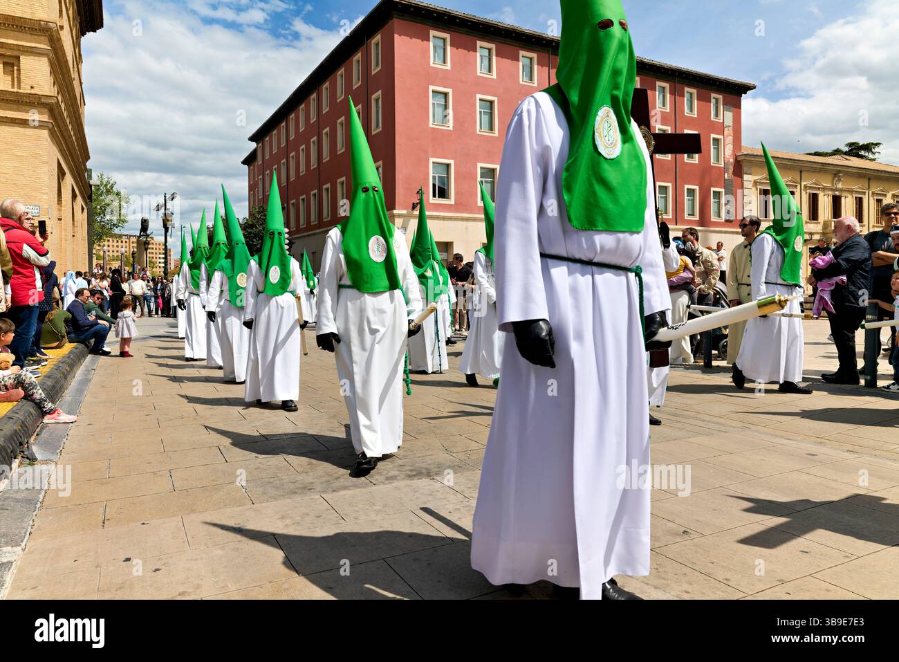Saragossa. Saragossa. Aragonien. Spanien. Religiöse Prozession mit Kapuzenfiguren, die während der Karwoche einen Wagen tragen Stockfoto