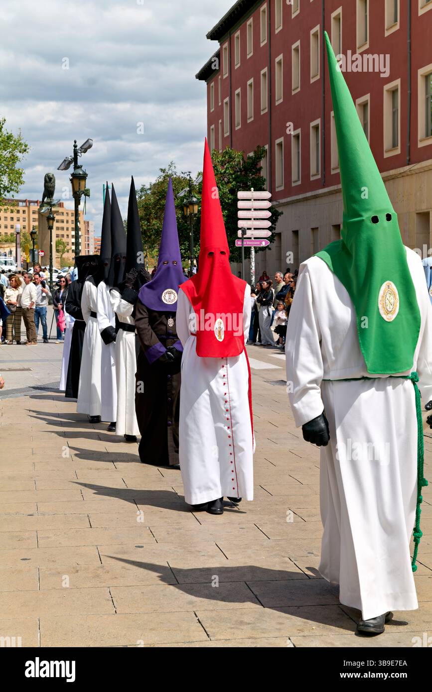 Saragossa. Saragossa. Aragonien. Spanien. Religiöse Prozession mit Kapuzenfiguren, die während der Karwoche einen Wagen tragen Stockfoto