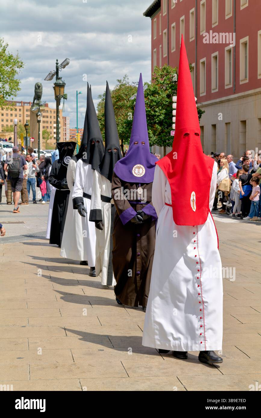 Saragossa. Saragossa. Aragonien. Spanien. Religiöse Prozession mit Kapuzenfiguren, die während der Karwoche einen Wagen tragen Stockfoto