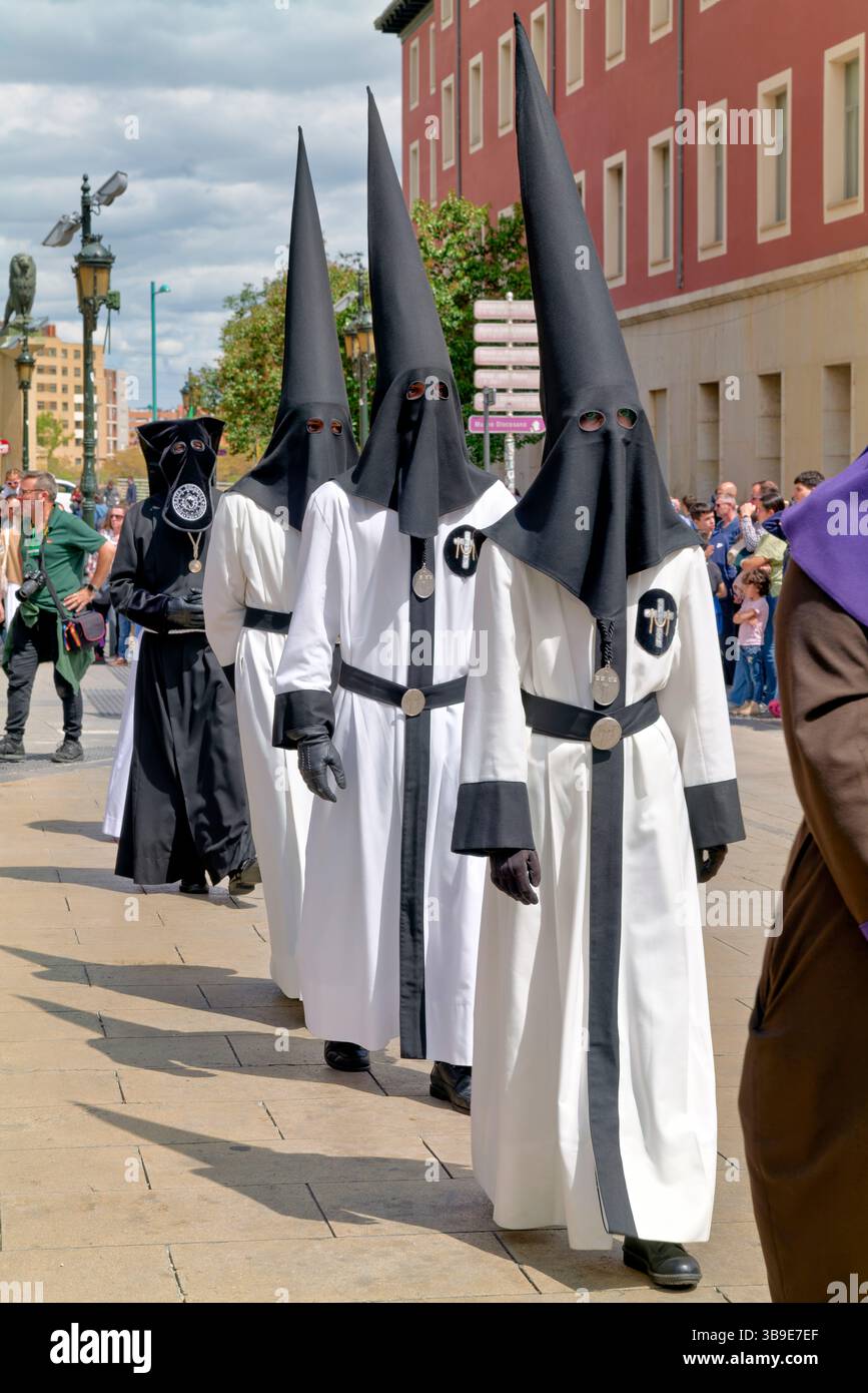Saragossa. Saragossa. Aragonien. Spanien. Religiöse Prozession mit Kapuzenfiguren, die während der Karwoche einen Wagen tragen Stockfoto