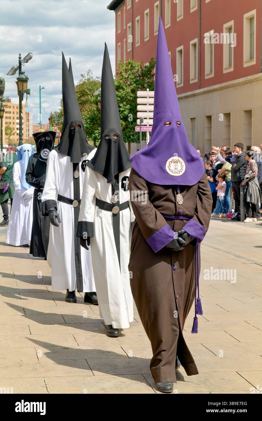 Saragossa. Saragossa. Aragonien. Spanien. Religiöse Prozession mit Kapuzenfiguren, die während der Karwoche einen Wagen tragen Stockfoto