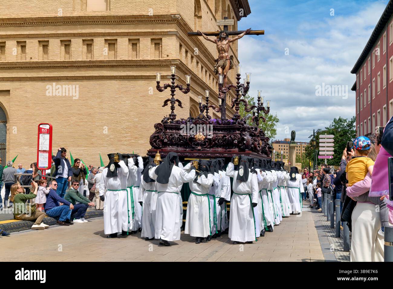 Saragossa. Saragossa. Aragonien. Spanien. Religiöse Prozession mit Kapuzenfiguren, die während der Karwoche einen Wagen tragen Stockfoto