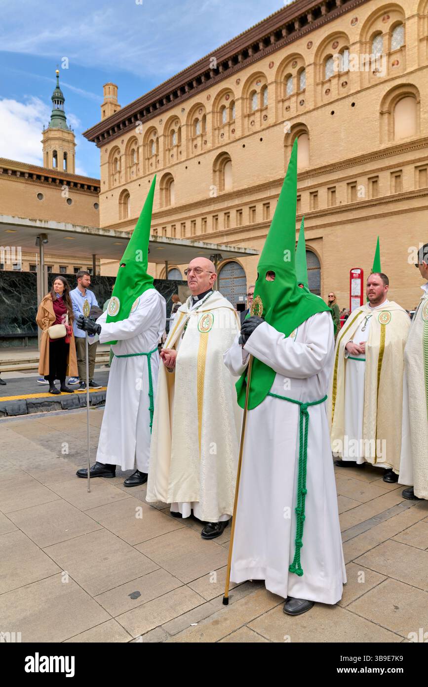 Saragossa. Saragossa. Aragonien. Spanien. Religiöse Prozession mit Kapuzenfiguren, die während der Karwoche einen Wagen tragen Stockfoto
