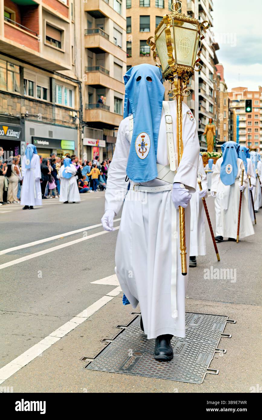 Saragossa. Saragossa. Aragonien. Spanien. Religiöse Prozession mit Kapuzenfiguren, die während der Karwoche einen Wagen tragen Stockfoto