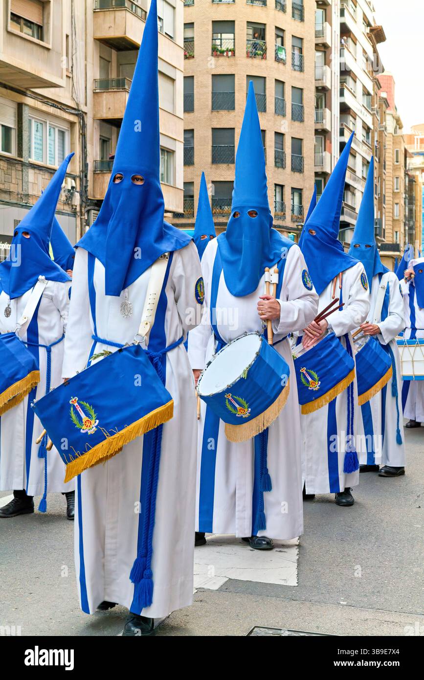 Saragossa. Saragossa. Aragonien. Spanien. Religiöse Prozession mit Kapuzenfiguren, die während der Karwoche einen Wagen tragen Stockfoto