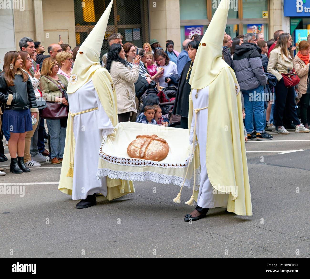 Saragossa. Saragossa. Aragonien. Spanien. Religiöse Prozession mit Kapuzenfiguren, die während der Karwoche einen Wagen tragen Stockfoto