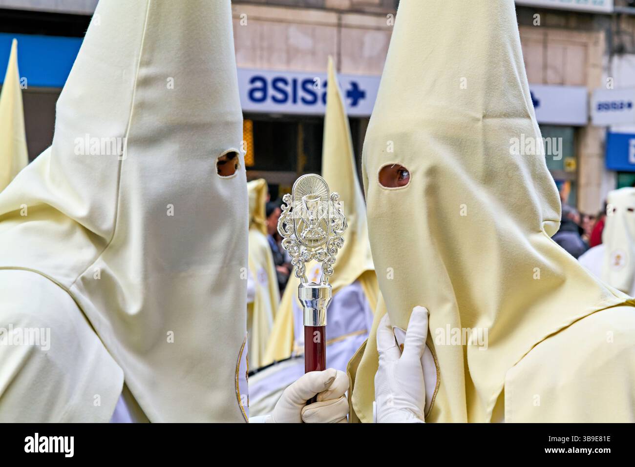 Saragossa. Saragossa. Aragonien. Spanien. Religiöse Prozession mit Kapuzenfiguren, die während der Karwoche einen Wagen tragen Stockfoto