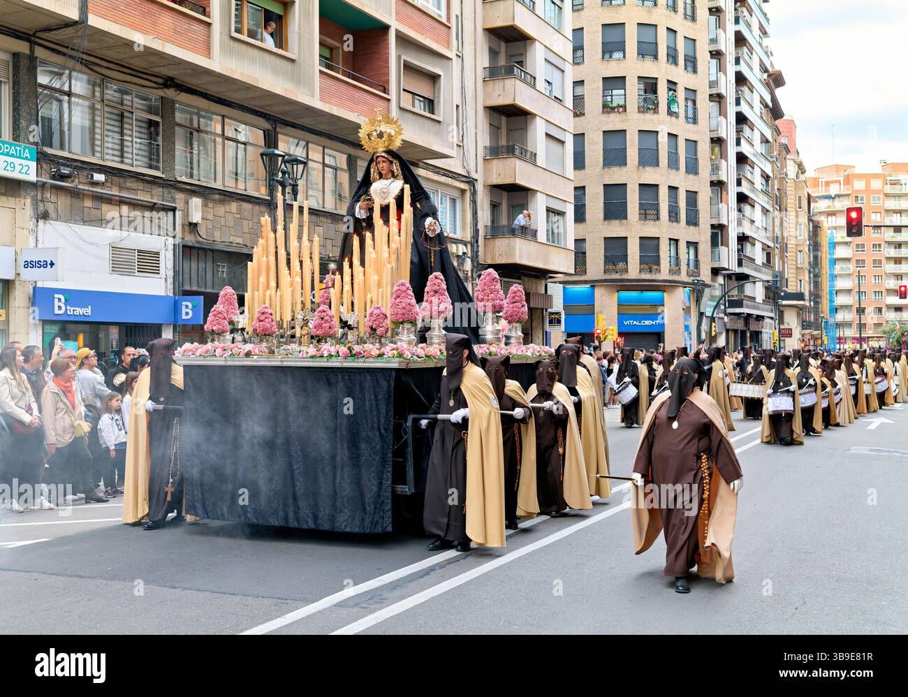 Saragossa. Saragossa. Aragonien. Spanien. Religiöse Prozession mit Kapuzenfiguren, die während der Karwoche einen Wagen tragen Stockfoto