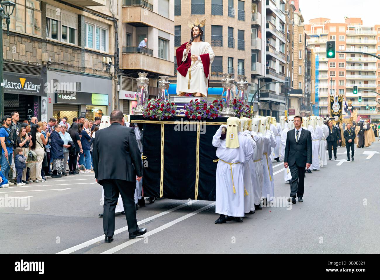 Saragossa. Saragossa. Aragonien. Spanien. Religiöse Prozession mit Kapuzenfiguren, die während der Karwoche einen Wagen tragen Stockfoto