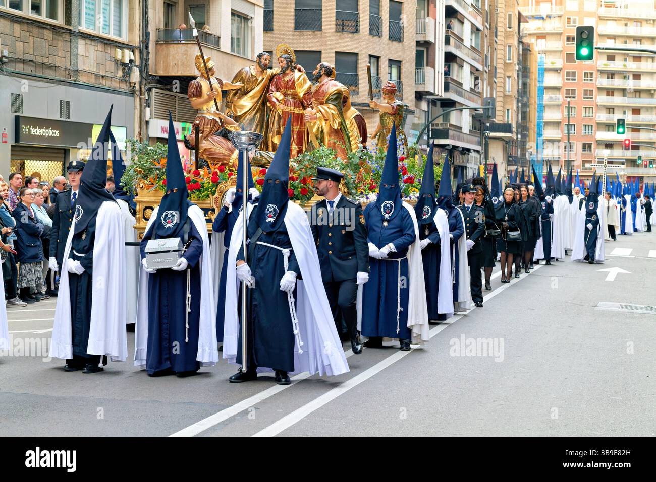 Saragossa. Saragossa. Aragonien. Spanien. Religiöse Prozession mit Kapuzenfiguren, die während der Karwoche einen Wagen tragen Stockfoto