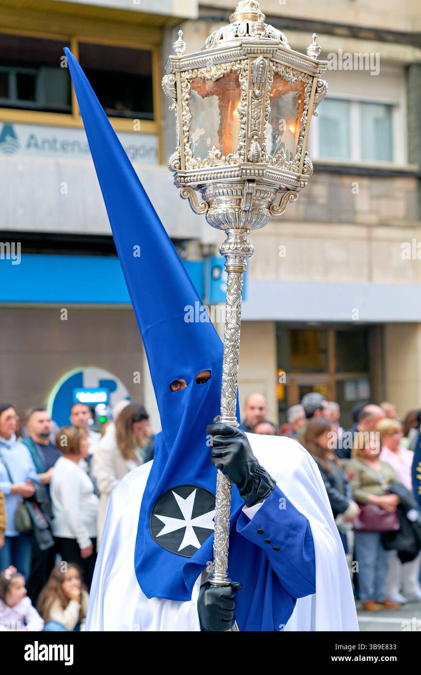Saragossa. Saragossa. Aragonien. Spanien. Religiöse Prozession mit Kapuzenfiguren, die während der Karwoche einen Wagen tragen Stockfoto