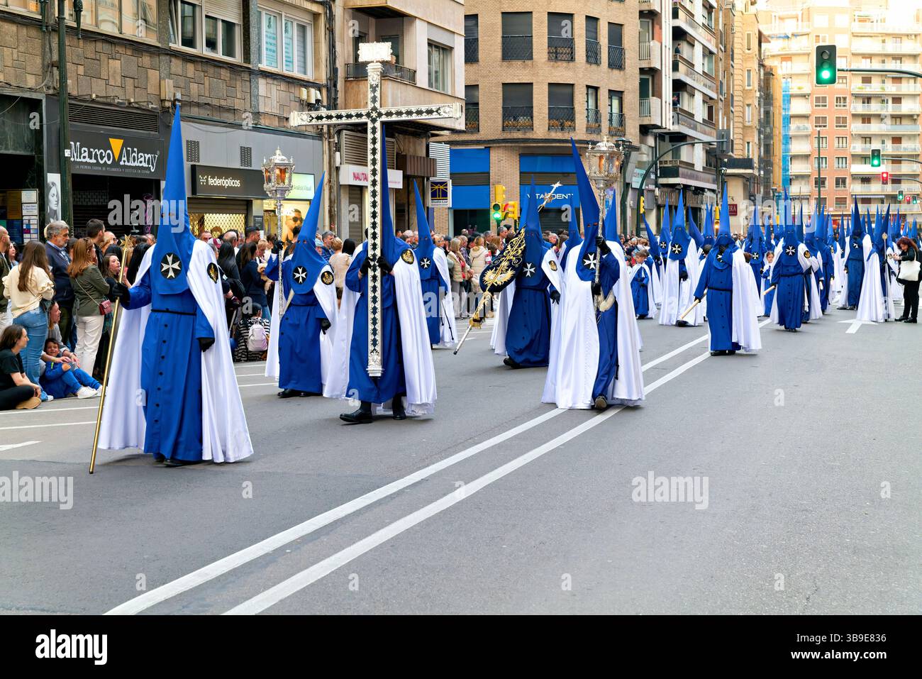 Saragossa. Saragossa. Aragonien. Spanien. Religiöse Prozession mit Kapuzenfiguren, die während der Karwoche einen Wagen tragen Stockfoto