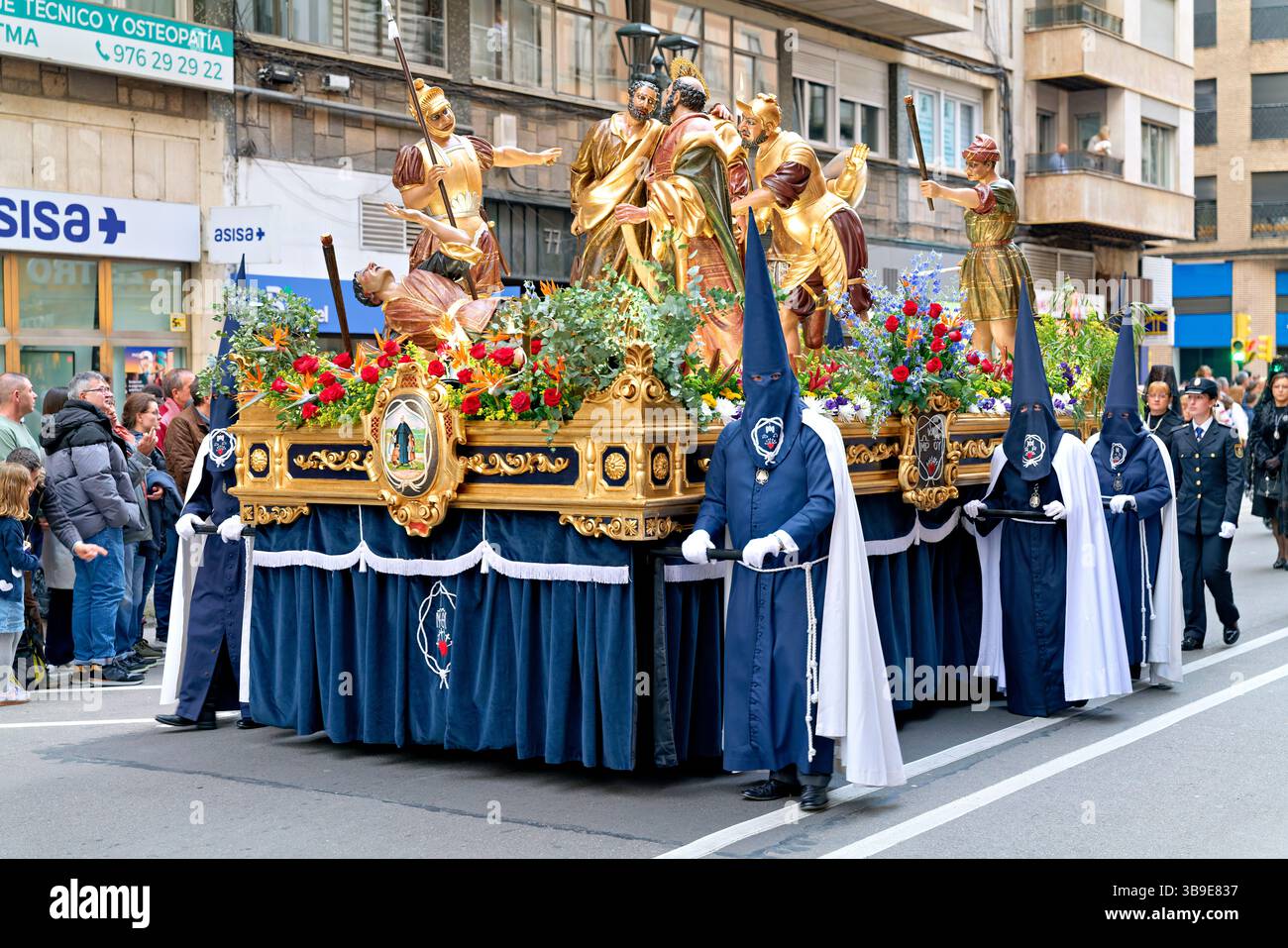 Saragossa. Saragossa. Aragonien. Spanien. Religiöse Prozession mit Kapuzenfiguren, die während der Karwoche einen Wagen tragen Stockfoto