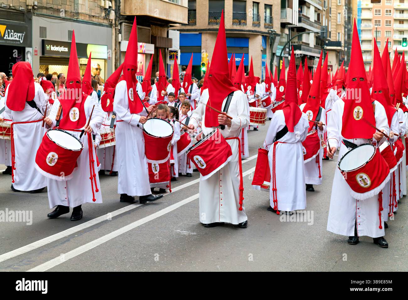 Saragossa. Saragossa. Aragonien. Spanien. Religiöse Prozession mit Kapuzenfiguren, die während der Karwoche einen Wagen tragen Stockfoto