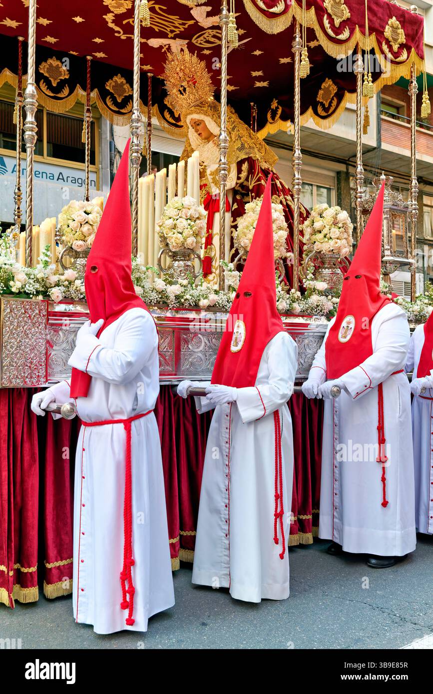 Saragossa. Saragossa. Aragonien. Spanien. Religiöse Prozession mit Kapuzenfiguren, die während der Karwoche einen Wagen tragen Stockfoto
