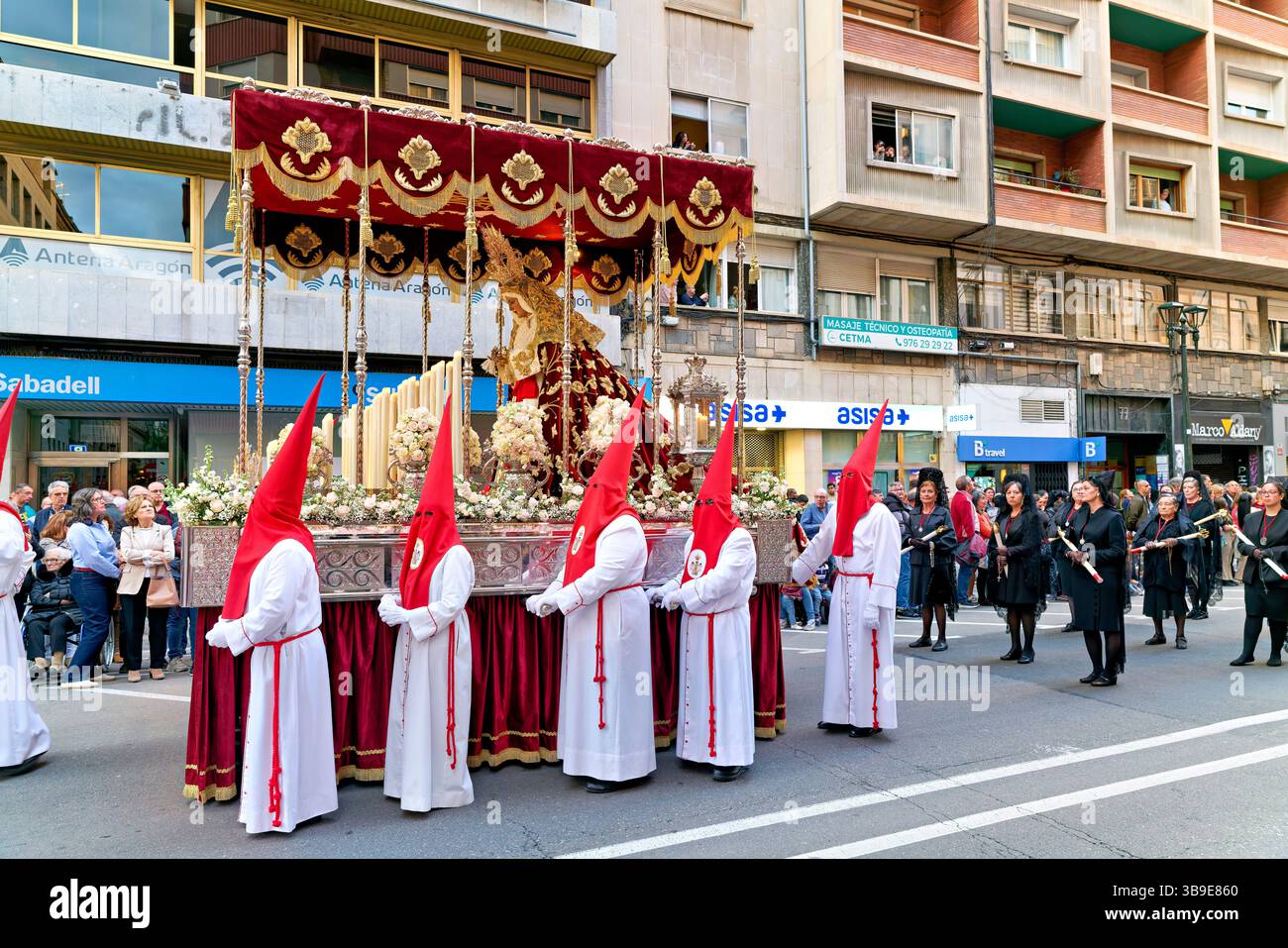 Saragossa. Saragossa. Aragonien. Spanien. Religiöse Prozession mit Kapuzenfiguren, die während der Karwoche einen Wagen tragen Stockfoto