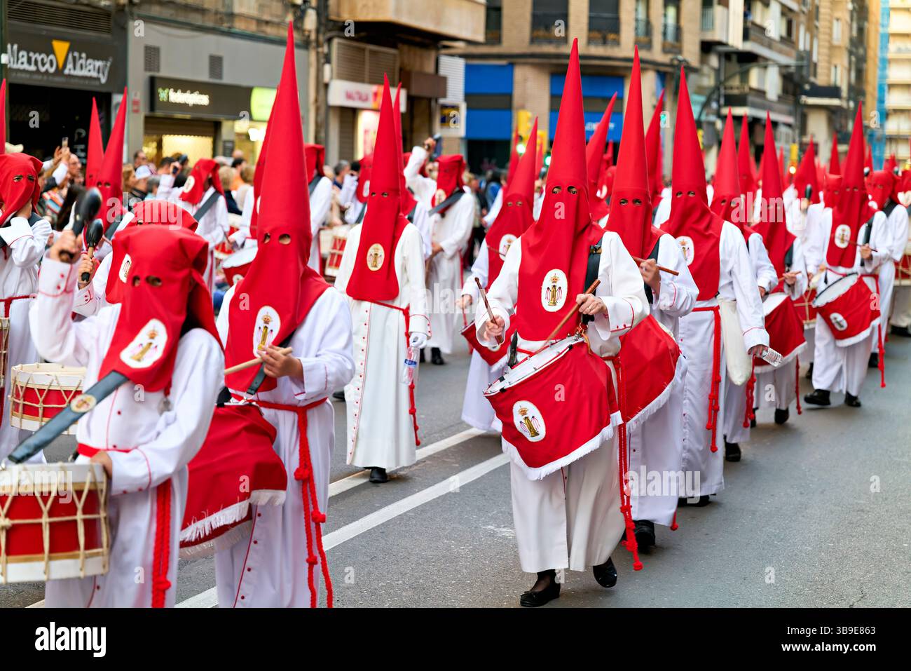 Saragossa. Saragossa. Aragonien. Spanien. Religiöse Prozession mit Kapuzenfiguren, die während der Karwoche einen Wagen tragen Stockfoto
